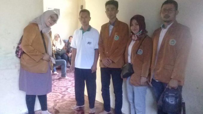 Para mahasiswa foto bersama salah satu pemilik rumah. Foto : Sutarti