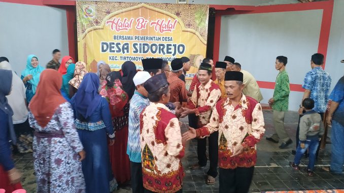 Seluruh peserta saling bersalaman di acara Halal Bi Halal Bersama Pemerintah Desa Sidorejo, Rabu (19/6/2019). Foto : Artadi