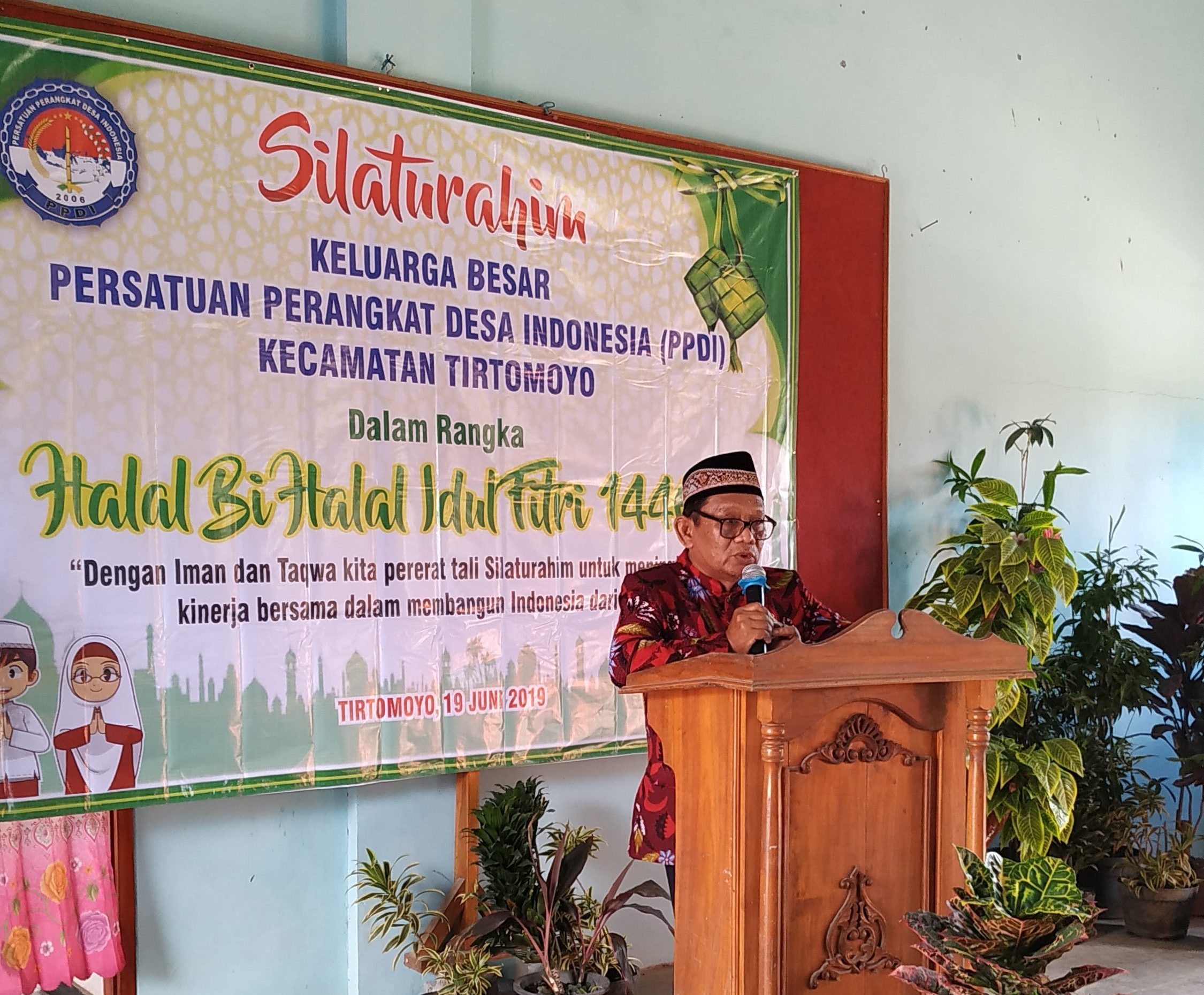 Perwakilan Perangkat Desa oleh Kadus Krendetan Giyarmo dalam pembacaan ikrar Halal Bi Halal. Foto : Artadi