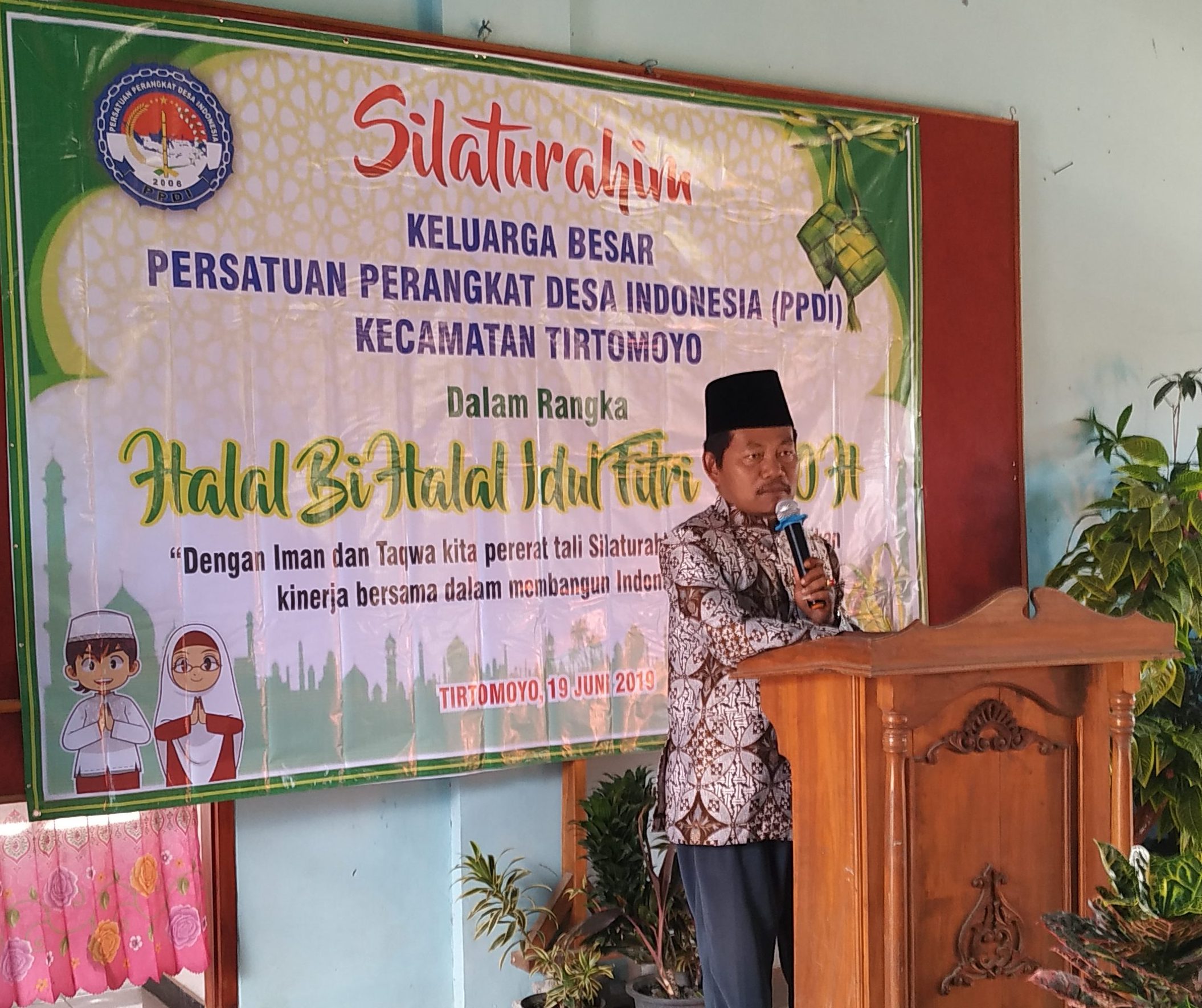 Kyai Imron Ahmadi sebagai penceramah dalam acara Halal Bi Halal PPDI Kecamatan Tirtomoyo. Foto : Artadi