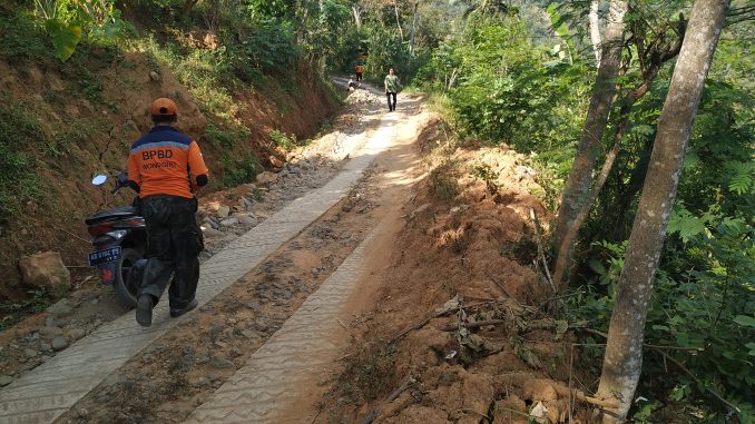 Tanah longsor di dekat permukiman penduduk menjadi prioritas utama untuk mendapatkan bantuan alat EWS. Foto : Artadi