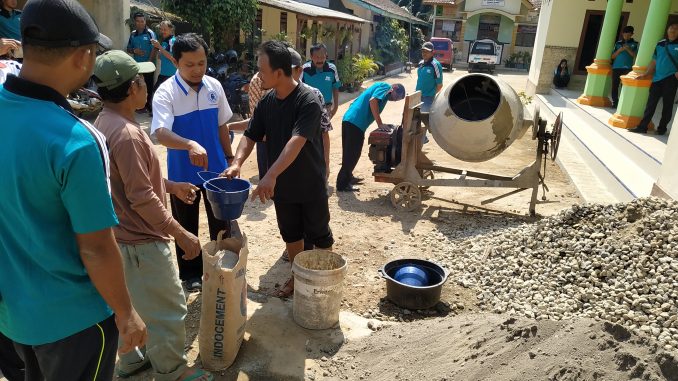 Iwan Ristanto sedang mengarahkan tukang untuk membuat variasi perbandingan campuran material. Foto : Artadi