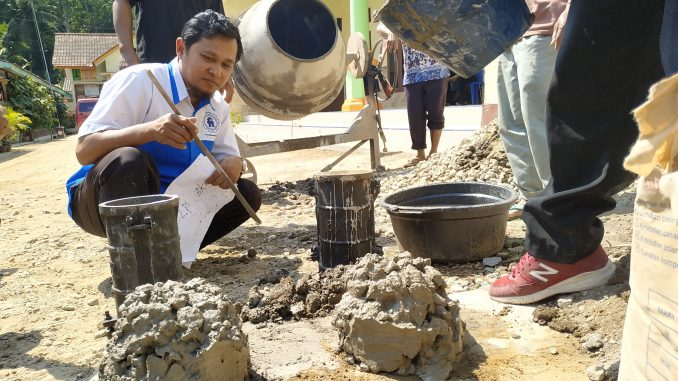 Iwan Ristanto sedang melakukan uji Slump. Foto : Artadi