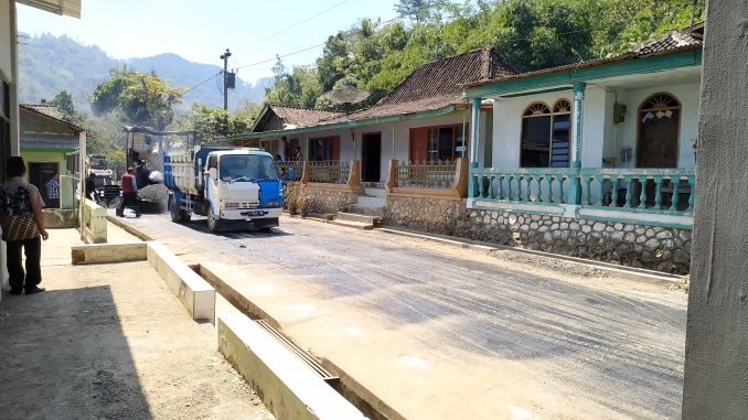 Kondisi Jalan menjelang diaspal. Foto : Artadi