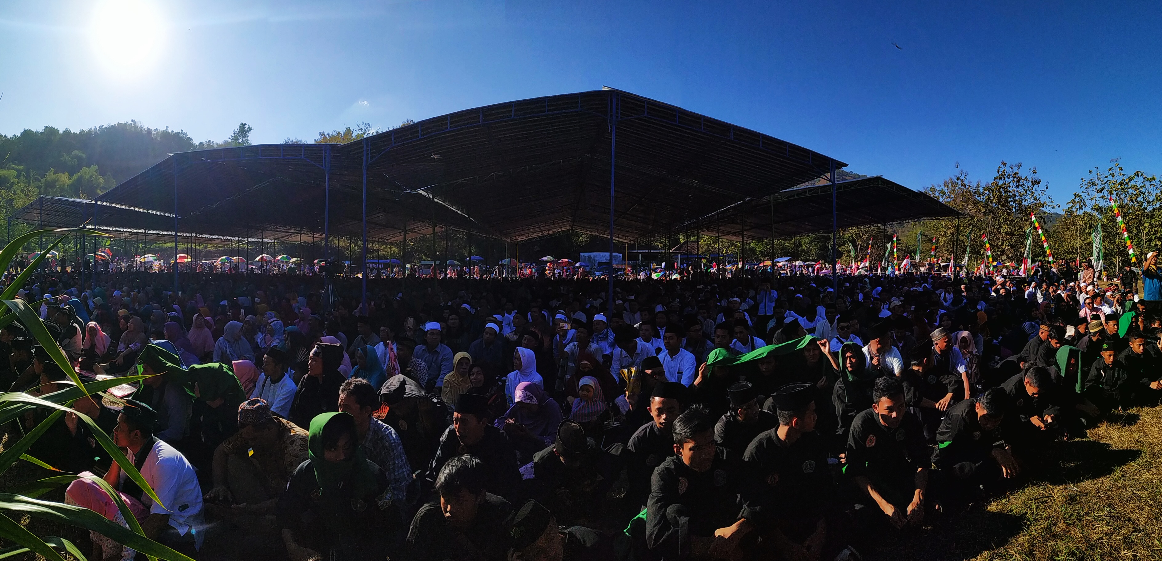 Puluhan ribu jama'ah Tirtomoyo dan sekitarnya hadir dan rela berpanas-panasan di Lapangan Pertinggen demi ngaji bersama Gus Miftah. Foto : Artadi