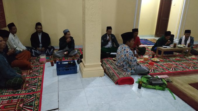 Ranting NU Desa Sidorejo melaksanakan Khataman Al Qur'an dalam rangka mendo'akan wafatnya Mbah Moen, Kamis (8/8/2019). Foto : Artadi