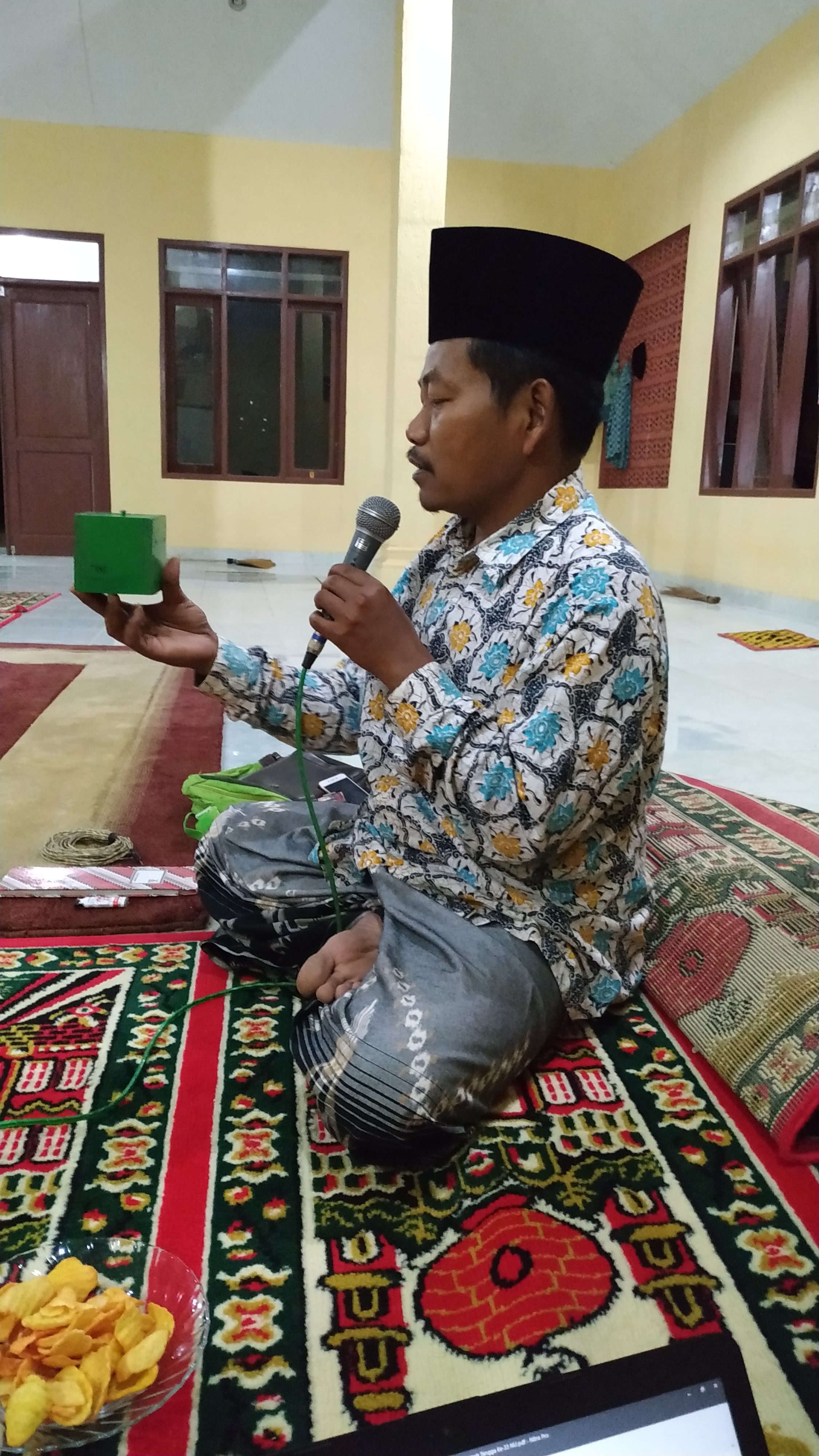 Kyai Imron Ahmadi memberikan penjelasan tentang Kotak Koin kepada para peserta. Foto : Artadi