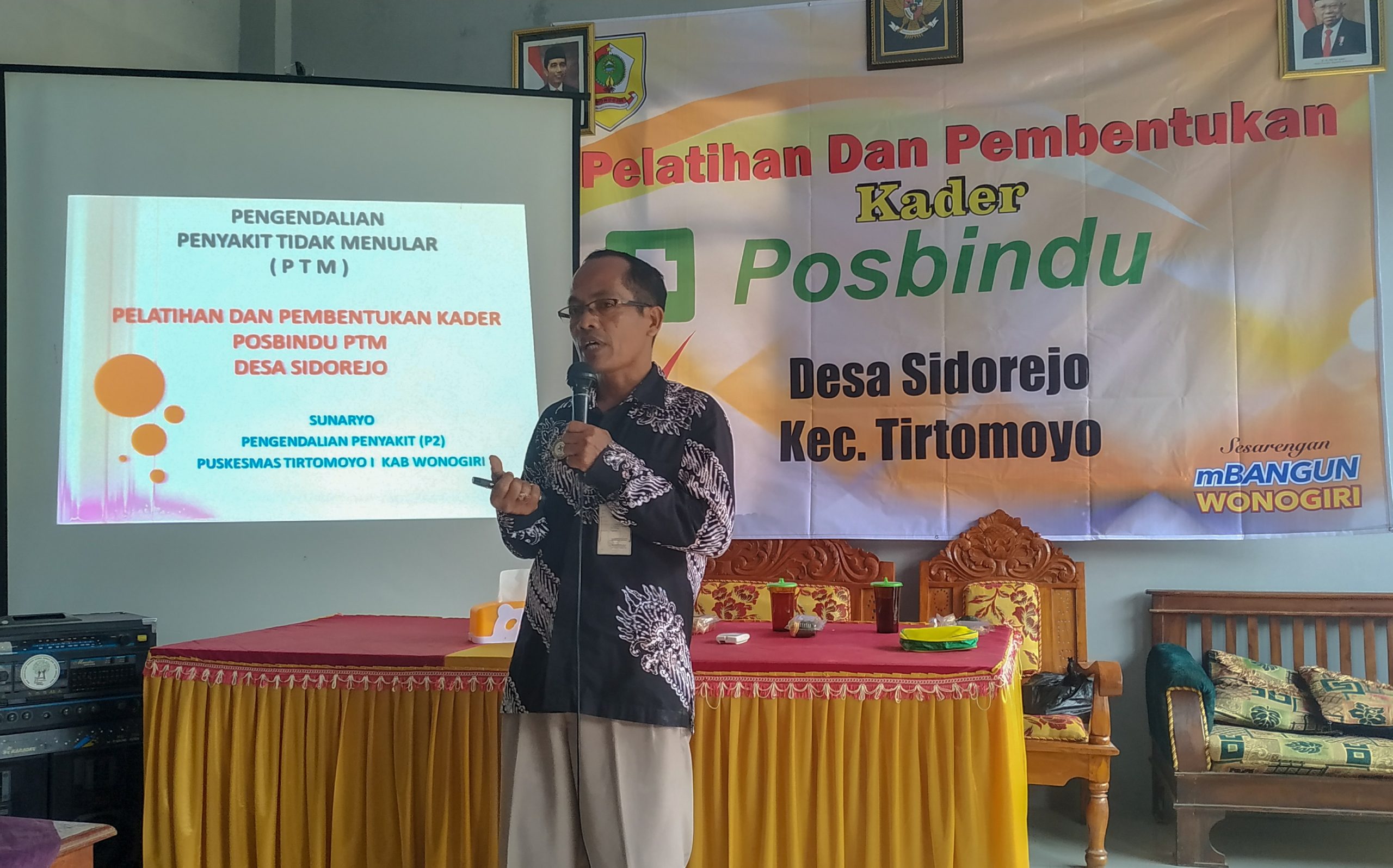 Tim dari Puskesmas Tirtomoyo 1, Sunaryo sedang menyampaikan materi pelatihan. Foto : Artadi