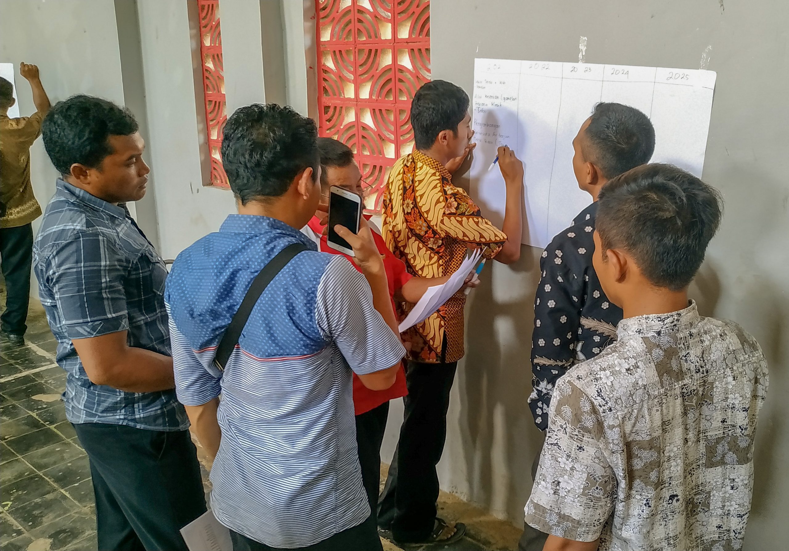 Perwakilan dari unsur Karang Taruna sedang menuliskan usulan yang akan diajukan. Foto : Artadi