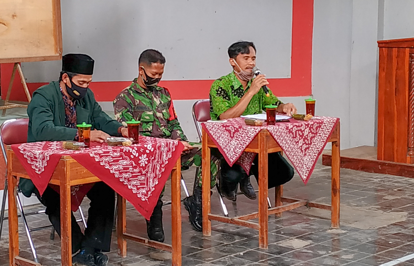 Kepala Desa Sidorejo Joko Nalongso sedang memberikan sambutan di acara Musdesus BLT-DD. Foto : Artadi